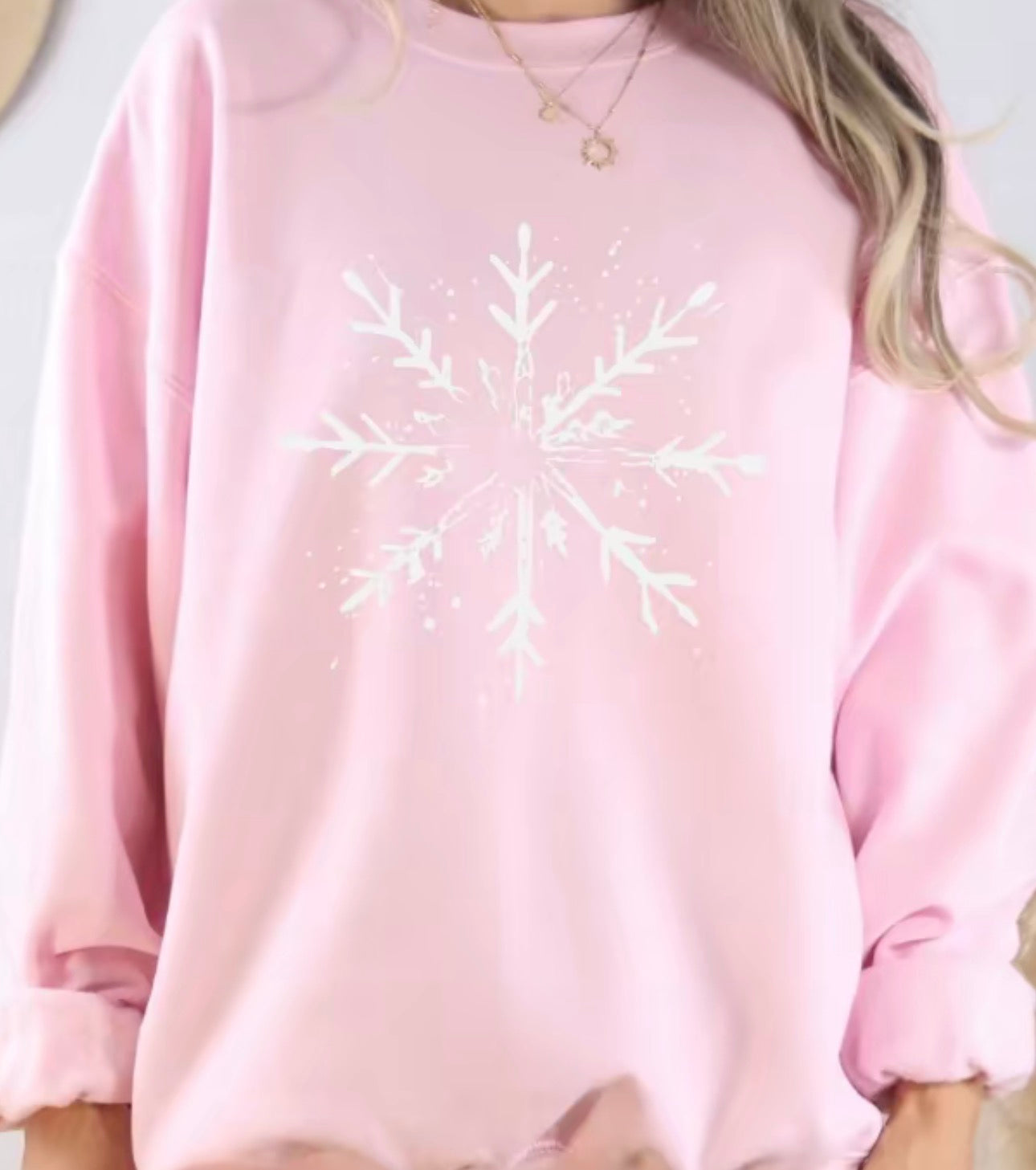 Retro Distressed Snowflake Sweatshirt – Cozy Christmas Crewneck for Winter Vibes