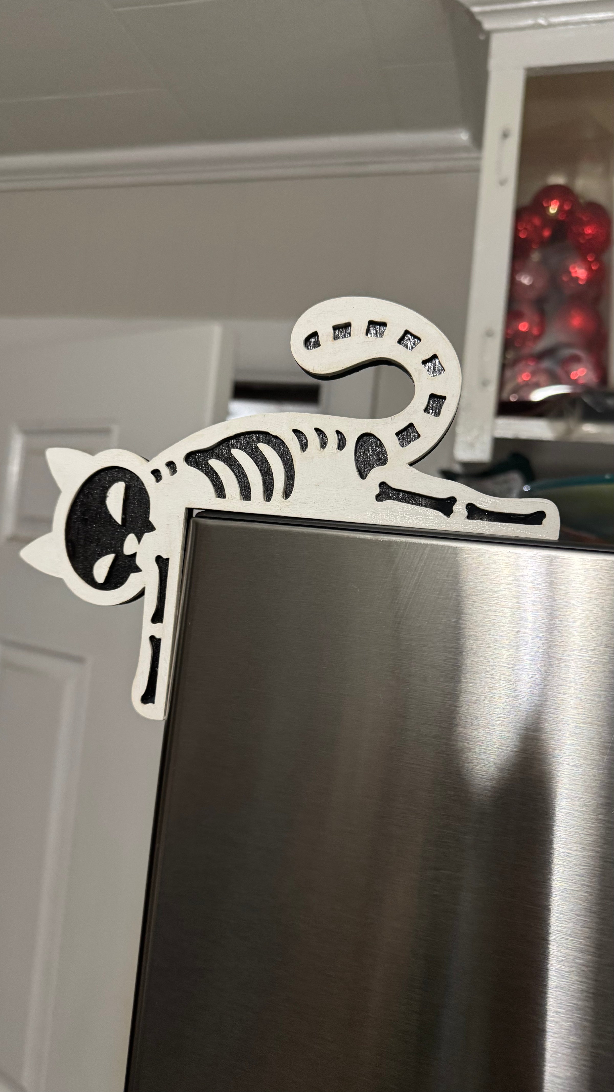 Skeleton Cat Door Topper – Halloween Spooky Cat Décor | Gothic Black & White Wooden Decoration